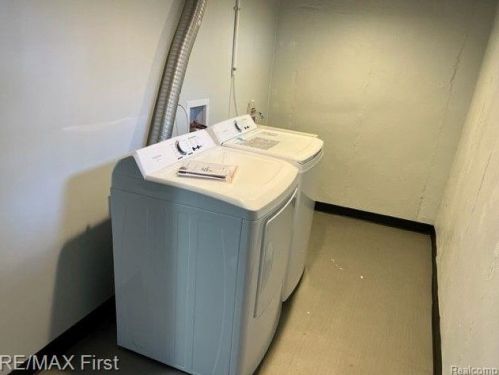 77 Tecumseh St, Clawson MI  48017-2054 exterior