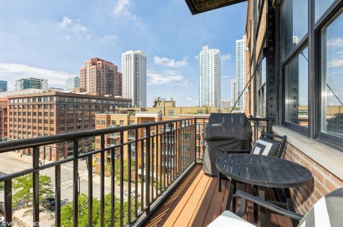 226 Clinton St, Chicago IL  60661-1345 exterior