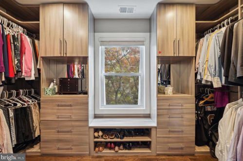 8819 Victory Ln, Rockville MD 20854-3643 exterior