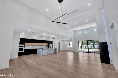 2053 37 Pl, Phoenix AZ 85050-8309 exterior