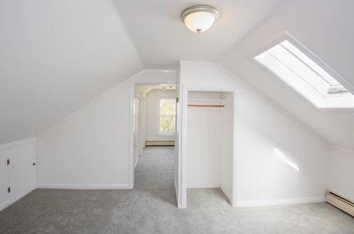 27 Peckham Ave, Middletown RI 02842-5731 exterior