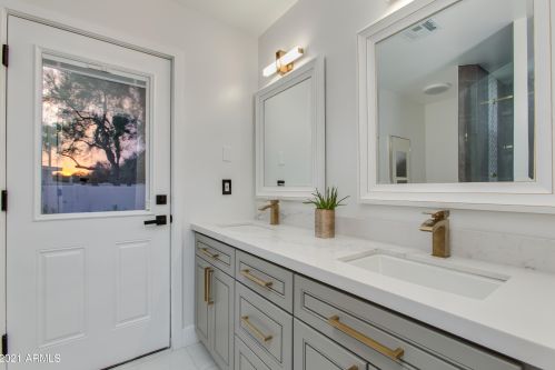 9919 47th Pl, Phoenix AZ  85028-4242 exterior