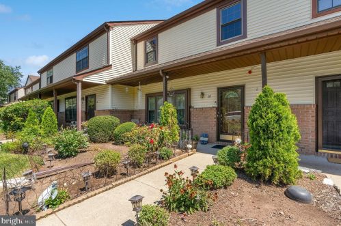 36 Aspen Dr, New Brunswick, NJ 08902-1052