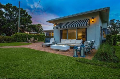 2180 Hbr Ln, Naples FL 34104-4218 exterior