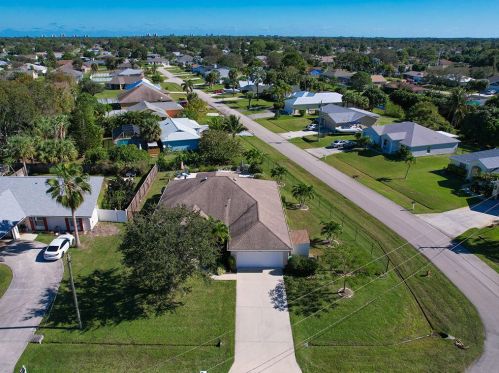 2097 Parrot St, Fort Pierce FL  34952-6758 exterior