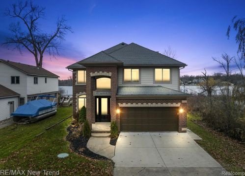 692 Appalachi St, Walled Lake MI  48390-1005 exterior