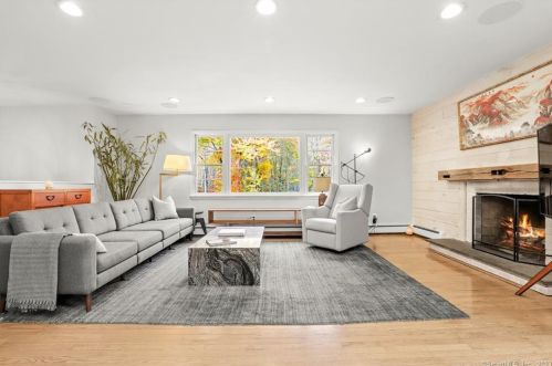 72 Regan Rd, Ridgefield CT  06877-1424 exterior