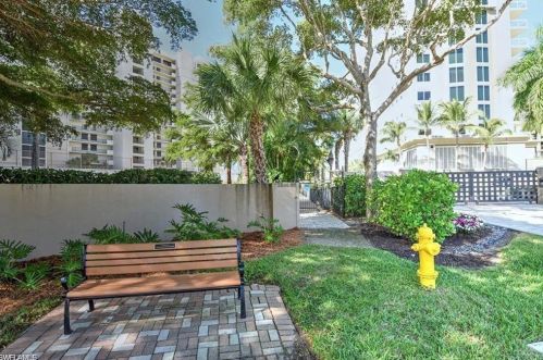 11118 Gulf Shore Dr, Naples FL 34108-1747 exterior