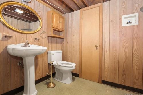 70 Kohary Dr, Milford CT 06460-4949 exterior