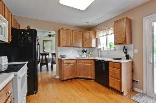 811 Grandview Dr, Bull Valley IL 60014-7367 exterior