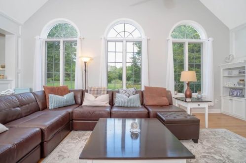 8 Jennifer Dr, North Haven CT 06473-2041 exterior