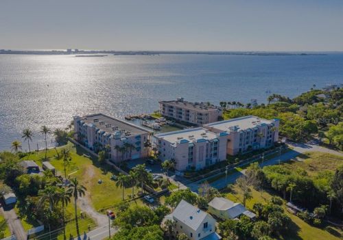 590 Banana River Dr, Merritt Island FL 32952-3042 exterior