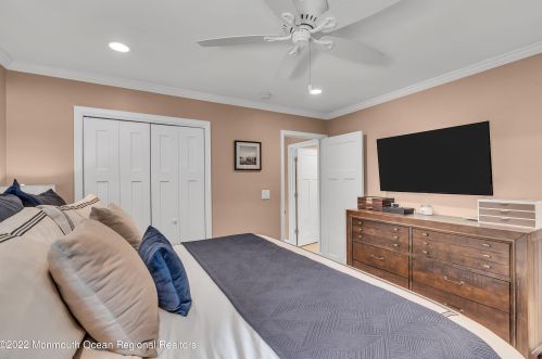 35 Arno St, Oakhurst NJ 07755-1002 exterior