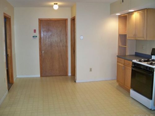 104 Meadow St, Wallingford CT 06492-3614 exterior