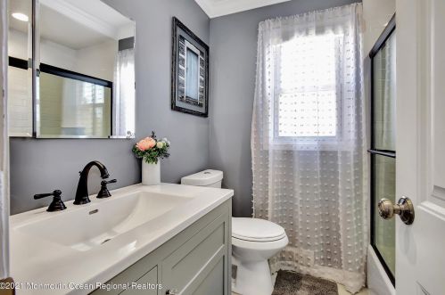 27 Birch Dr, Red Bank NJ 07702 exterior