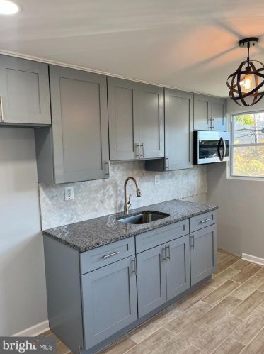 2545 Marshall St, Philadelphia PA 19148-4633 exterior