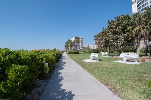 30 Casa Mar Ln, Naples FL 34103-3685 exterior