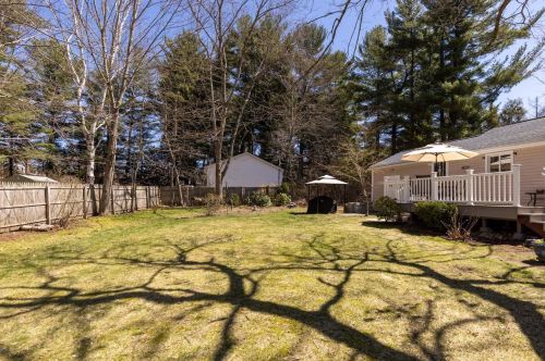 15 Ayers Ln, Dover NH 03820-4643 exterior