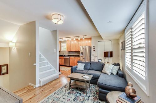 3015 Leavitt St, Chicago, IL 60618-8113