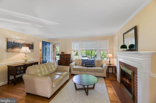 1712 Oakcrest Dr, Alexandria VA 22302-2336 exterior