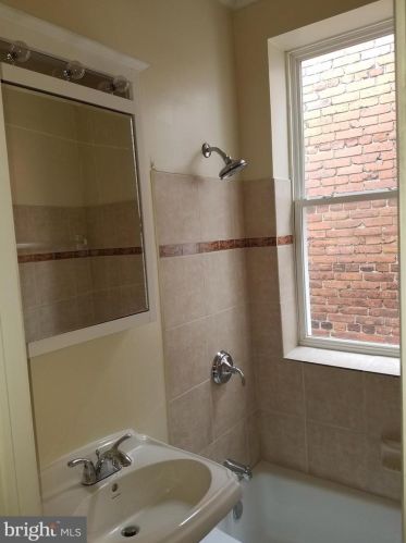 45 R St, Washington, DC 20002-2117