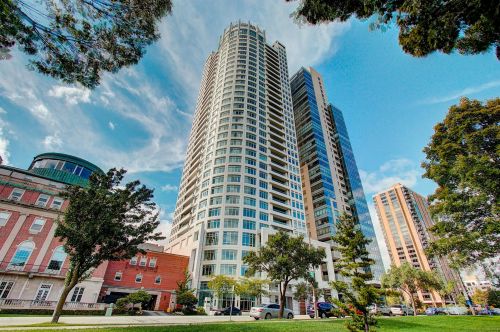 825 Prospect Ave, Milwaukee WI  53202-3915 exterior