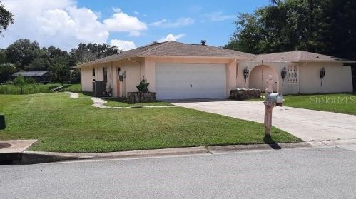 7433 Lake Forest Cir, Port Richey FL  34668-5831 exterior