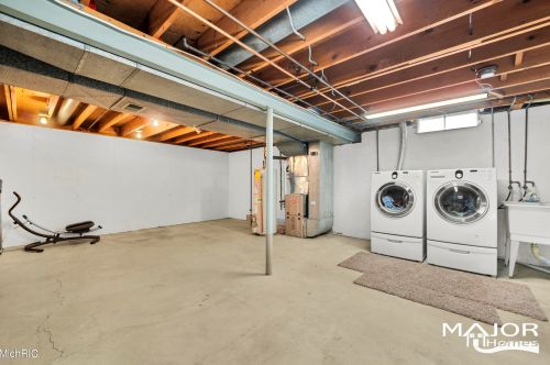 4010 Chamberlain Ave, Grand Rapids MI 49508-2615 exterior