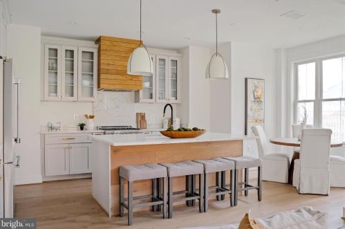 703 Bonifant St, Silver Spring MD  20910-5535 exterior