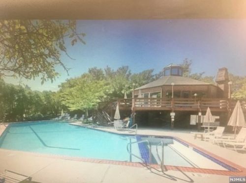 7 Millay Ct, Teaneck NJ 07666-6485 exterior