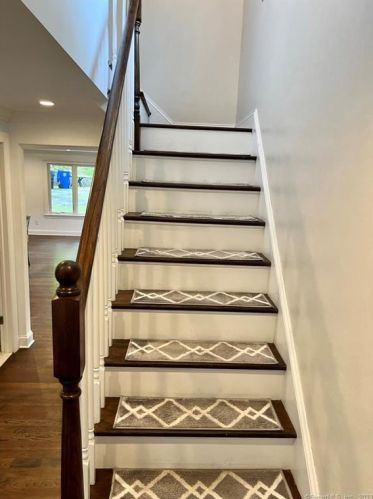 47 Riverside Ave, Norwalk CT 06850-2647 exterior