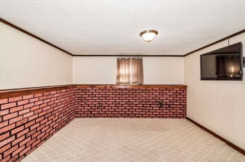 128 Tallyho Dr, Springfield MA  01118-1944 exterior