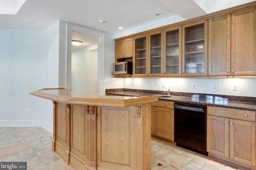 884 Alvermar Rdg Dr, Mc Lean VA 22102-1435 exterior