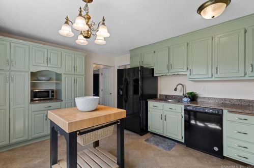 12 Canterbury Ln, Windsor CT 06095-2064 exterior