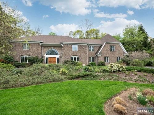 26 Sunflower Dr, Upper Saddle River, NJ 07458-2041