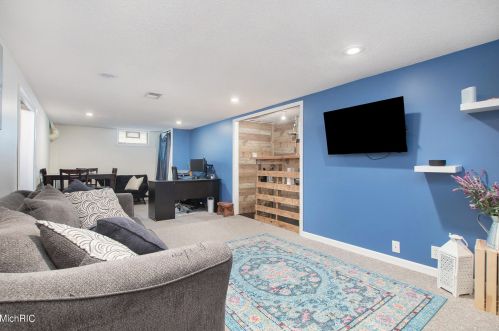 822 Royal Oak St, Wyoming MI exterior