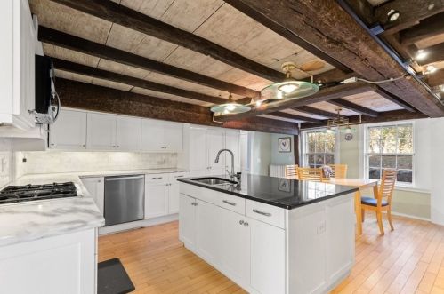 93 Main St, Topsfield MA 01983-1803 exterior