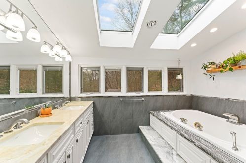 200 Guyasuta Rd, Pittsburgh PA  15215-1519 exterior