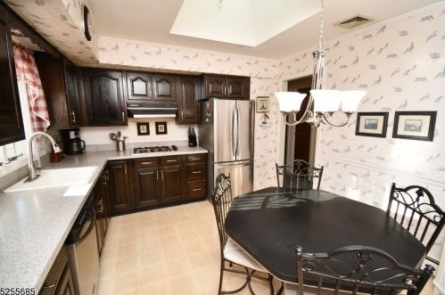 6 Arlington Dr, Parsippany, NJ 07834-2404