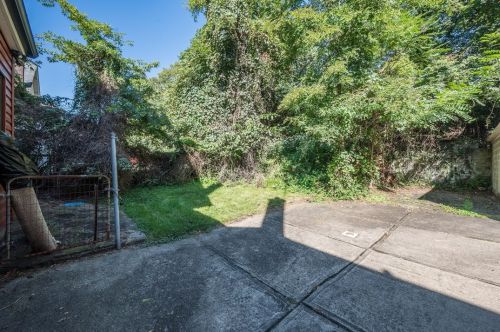 5735 Pocusset St, Pittsburgh PA 15217-2218 exterior