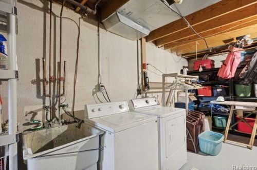 1201 Oakwood Ct, Rochester MI 48307-2539 exterior