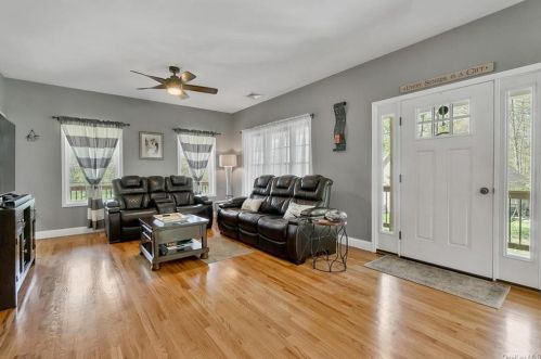 17 Sunrise Ln, Poughkeepsie NY exterior