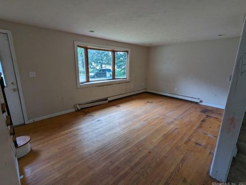 2 Stage Rd, Enfield CT 06082-5622 exterior