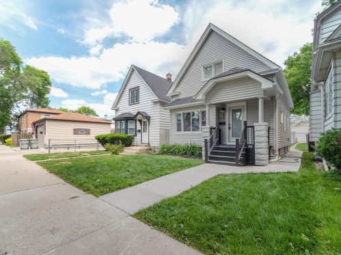 2822 Burrell St, Milwaukee, WI 53207-2034