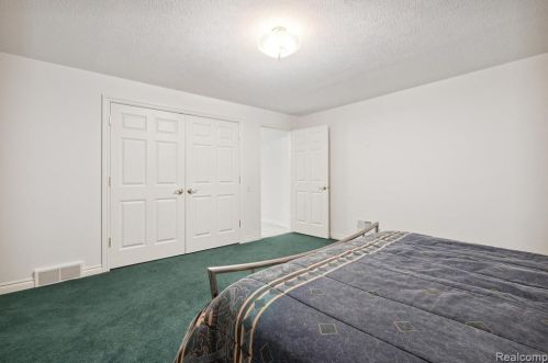 2511 Golf Crst Dr, Rochester MI 48309-4063 exterior