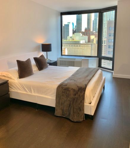 50 Bellevue Pl, Chicago IL 60611-1129 exterior