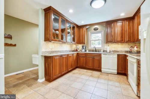 15435 Thompson Rd, Silver Spring, MD 20905-3952