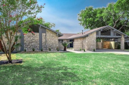 1305 Fairbanks Dr, Austin TX 78752-2832 exterior