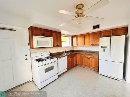 124 Lobster Rd, Fort Pierce FL  34983-1718 exterior