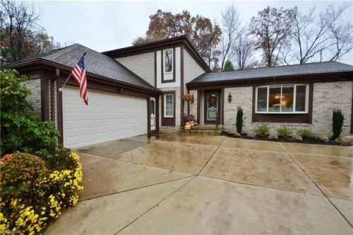 25443 Brittany Cir, Cleveland, OH 44145-3416